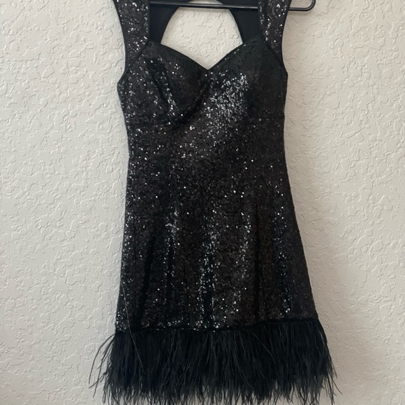 GUESS black sequin dress with sweetheart cut and feathers Keyhole Back Size 4 - Picture 8 of 10
